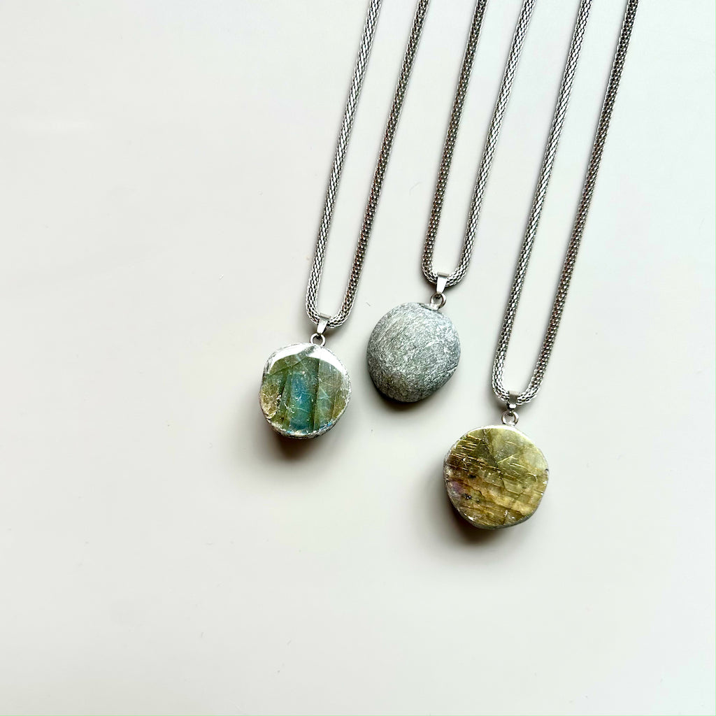 Gemstone collier Labradoriet halve bol