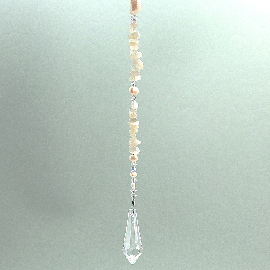 Raamhanger regenboog maansteen en zoetwater parels