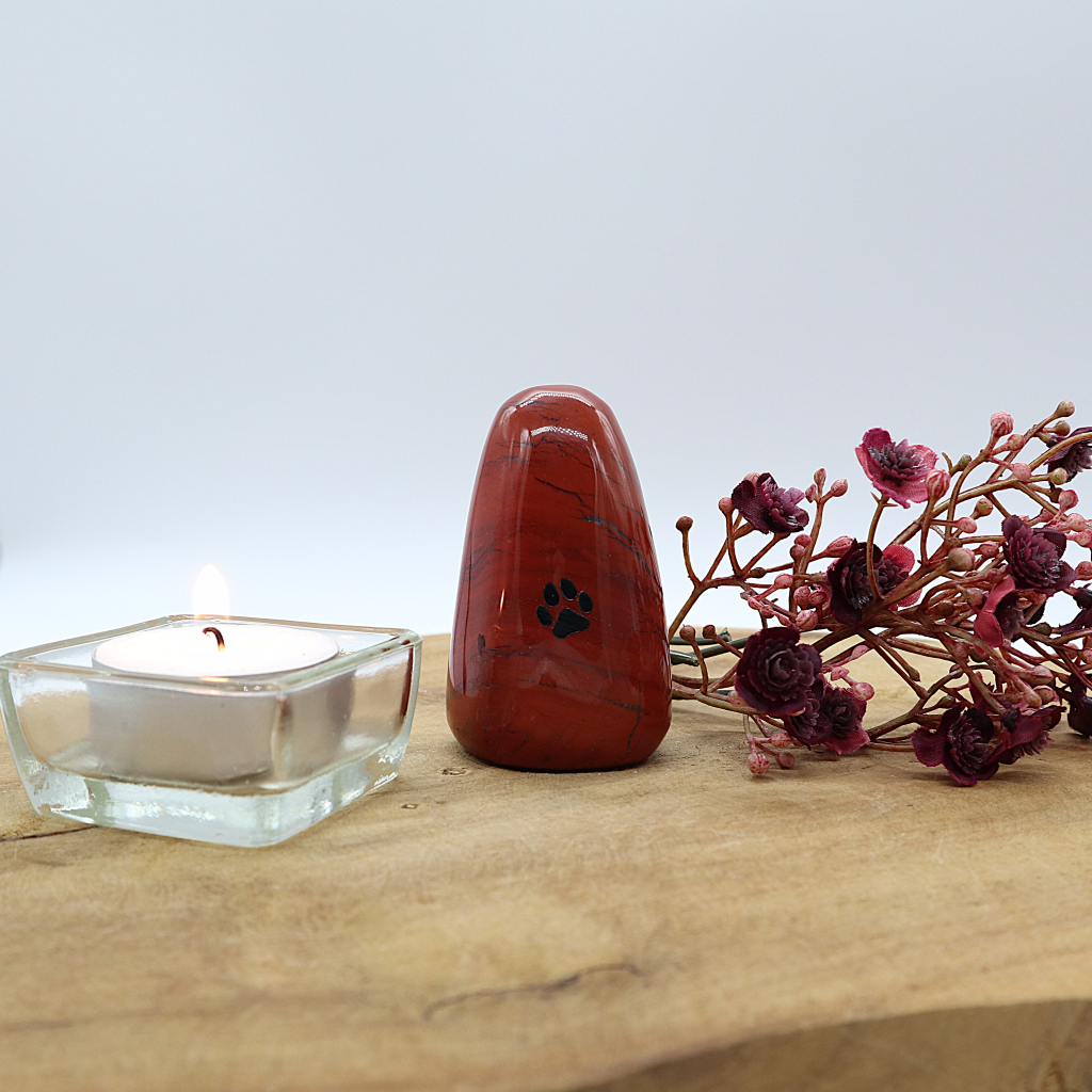 Edel-gedenk-steen rode jaspis staand hondepootje