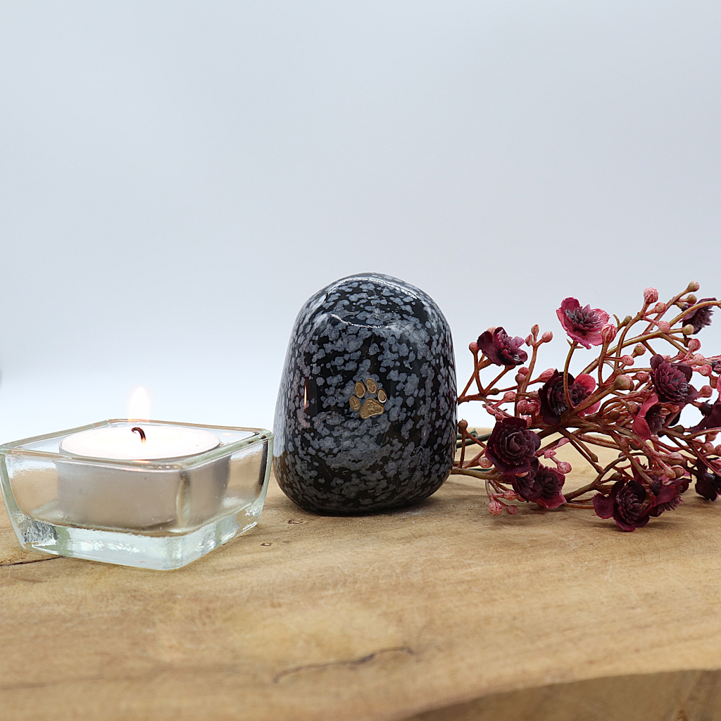 Edel-gedenk-steen obsidiaan sneeuwvlok staand hondenpootje