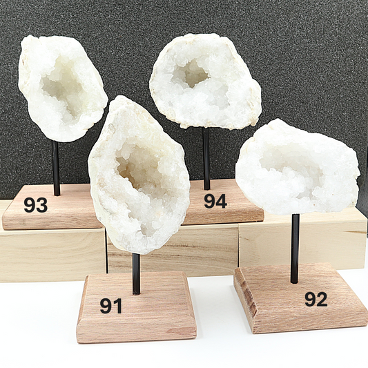 Bergkristal geode op standaard