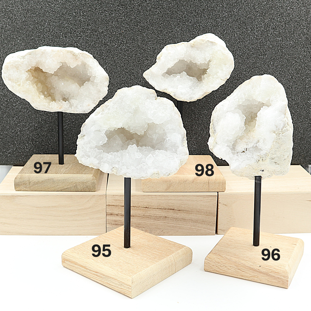 Bergkristal geode op standaard